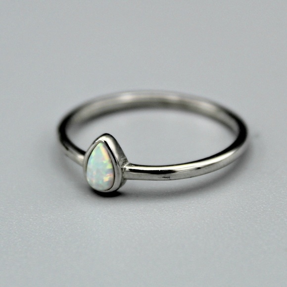 Dainty silver opal teardrop ring - Picture 5 of 6